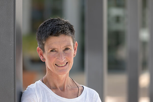 Erwachsene Betroffene vorm Klinikum