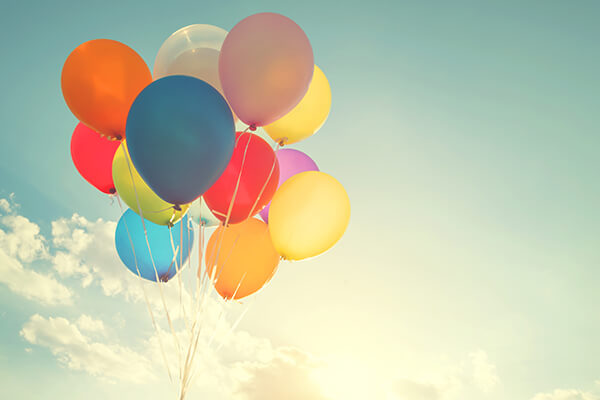 Luftballons. Im Mai macht der Mukoviszidose e.V. auf die Genkrankheit aufmerksam. Foto: Adobe Stock. 