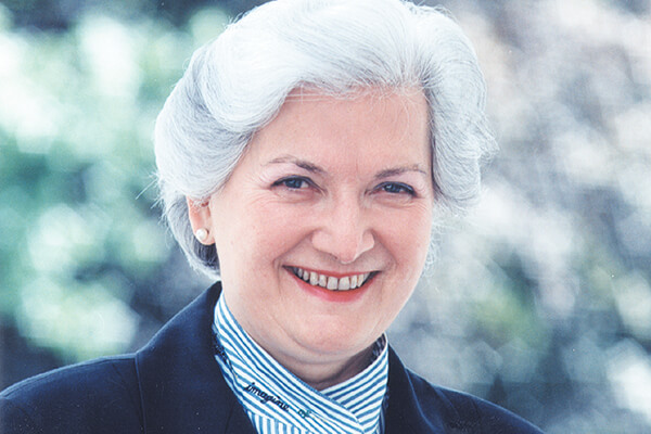 Porträt von Christiane Herzog Porträt von Christiane Herzog, kurze gelockte graue Haare, sie lächelt.