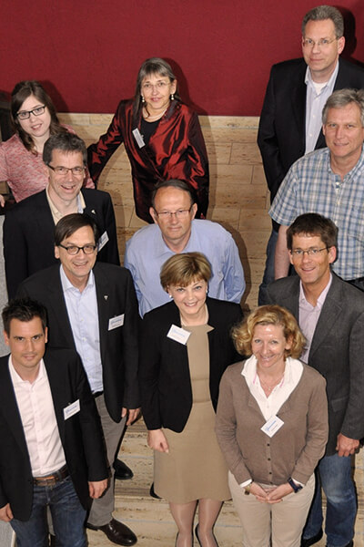 Der Vorstand des Mukoviszidose e.V. im Jahr 2024 Elf Personen, darunter vier Frauen, stehen auf einer Treppe für eine Foto angeordnet. Das Foto wurde im Jahr 2024 aufgenommen und zeigt den damaligen Vorstand des Mukoviszidose e.V.