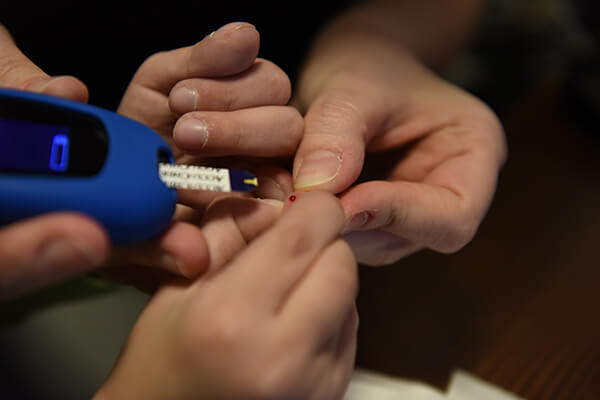 Messung des Blutzuckers: Diabetes kann eine Folgeerscheinung von Mukoviszidose sein. 