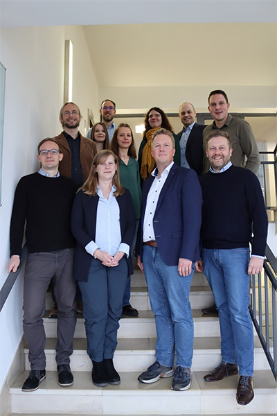 Elf Menschen (Frauen und Männer) stehen auf einer Treppe. Es handelt sich dabei um die Projektgruppe von LinkMedR. 