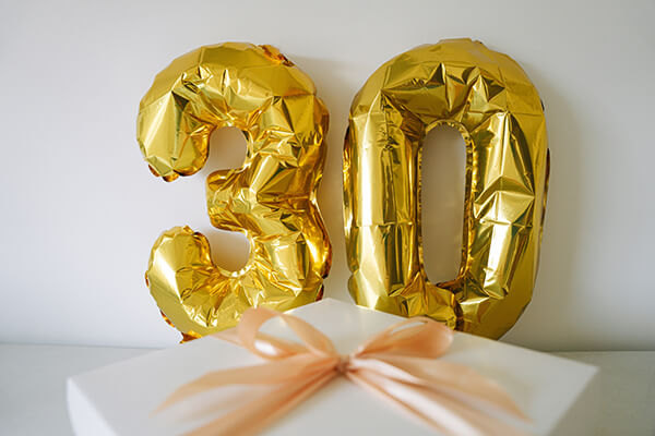 Goldene Luftballons in Form einer 30. Mit Jubiläen können Projekte des Mukoviszidose e.V. unterstützt werden. 