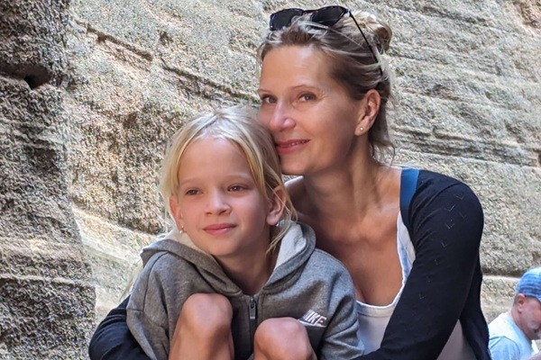 Mutter Bianka Rebecca umarmt ihre Tochter Leni