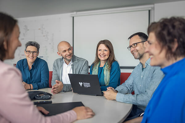 Das Team Öffentlichkeitsarbeit und Fundraising bei einer Besprechung.