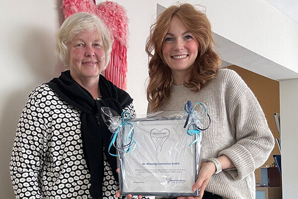 Helga Nolte vom Haus Schutzengel (links) mit Pia Wolter von der Dr. Massing Cosmetics GmbH (rechts). 