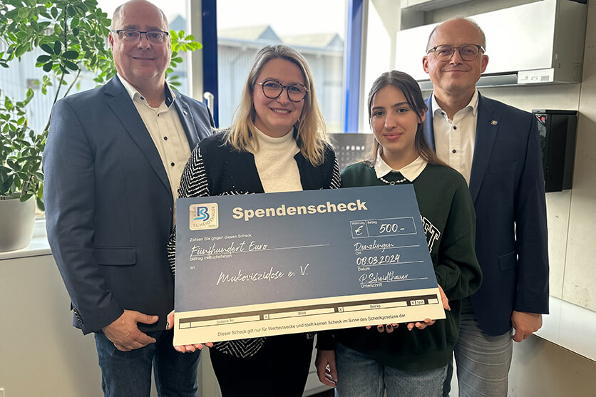 Spendenübergabe der BS Klima GmbH an den Mukoviszidose e.V.: v.l.n.r. Geschäftsführer Peter Scheidthauer, Yvonne Binder, Sophie Binder, Kaufmännischer Leiter Norbert Bekermann Foto: EMI media Spendenübergabe der BS Klima GmbH an den Mukoviszidose e.V.: v.l.n.r. Geschäftsführer Peter Scheidthauer, Yvonne Binder, Sophie Binder, Kaufmännischer Leiter Norbert Bekermann Foto: EMI media