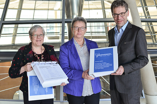Birgit Dembski (links) und Stephan Kruip (rechts) vom Mukoviszidose e.V. übergaben am 15.2.2017 mehr als 80.000 Unterschriften an MdB Kersten Steinke (DIE LINKE, Mitte). Foto: Oliver Ziebe Birgit Dembski (links) und Stephan Kruip (rechts) vom Mukoviszidose e.V. übergaben am 15.2.2017 mehr als 80.000 Unterschriften an MdB Kersten Steinke (DIE LINKE, Mitte). Foto: Oliver Ziebe