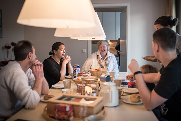 Im Haus Schutzengel ist die psychosoziale Betreuung wichtig: Ein gemeinsames Frühstück bietet den Bewohnern des Hauses die Möglichkeit, mit den Mitarbeiterinnen des Hauses und anderen Bewohnern ins Gespräch zu kommen, Erfahrungen auszutauschen oder Eindrücke aus der Klinik „loszuwerden“. Foto: Joanna Nottebrock