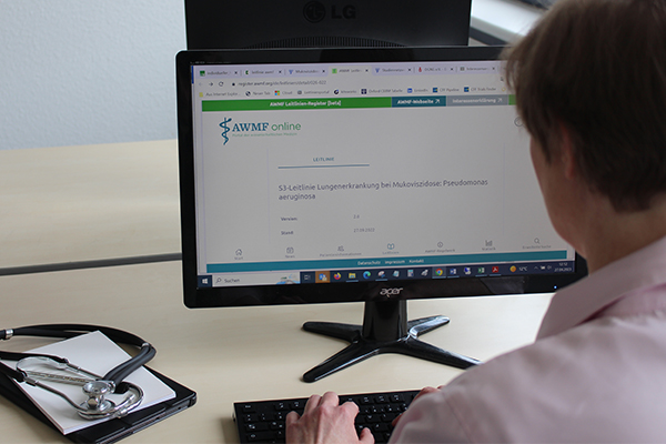 Das Mukoviszidose Institut unterstützt die Entwicklung von medizinisch-wissenschaftlichen Leitlinien zum Thema Mukoviszidose. Das Mukoviszidose Institut unterstützt die Entwicklung von medizinisch-wissenschaftlichen Leitlinien zum Thema Mukoviszidose.