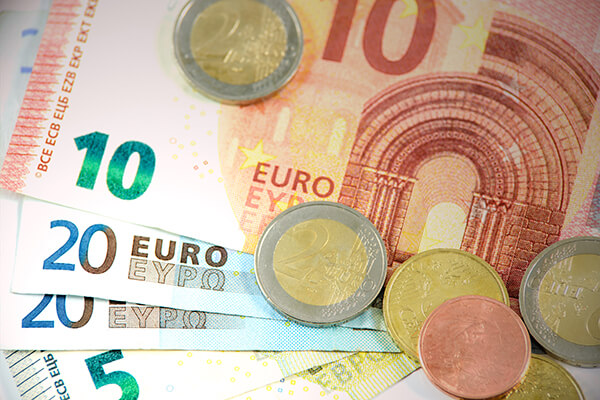 Euroscheine und Geldstücke: Der Mukoviszidose e.V. gewährt Menschen mit Mukoviszidose einen Krisenzuschuss in Höhe von 100 Euro im November und Dezember 2022.