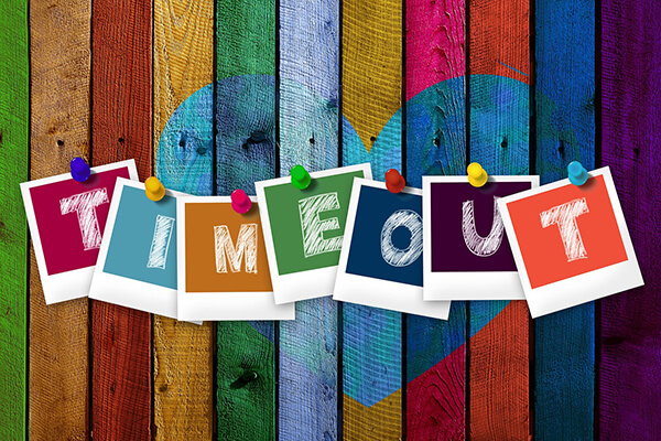 Bild mit der Aufschrift "Timeout" Buntes Bild, darauf ist eine Reihe von Polaroid-Bildern mit der Aufschrift "Timeout" zu sehen.